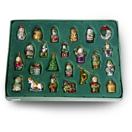 25 figurines